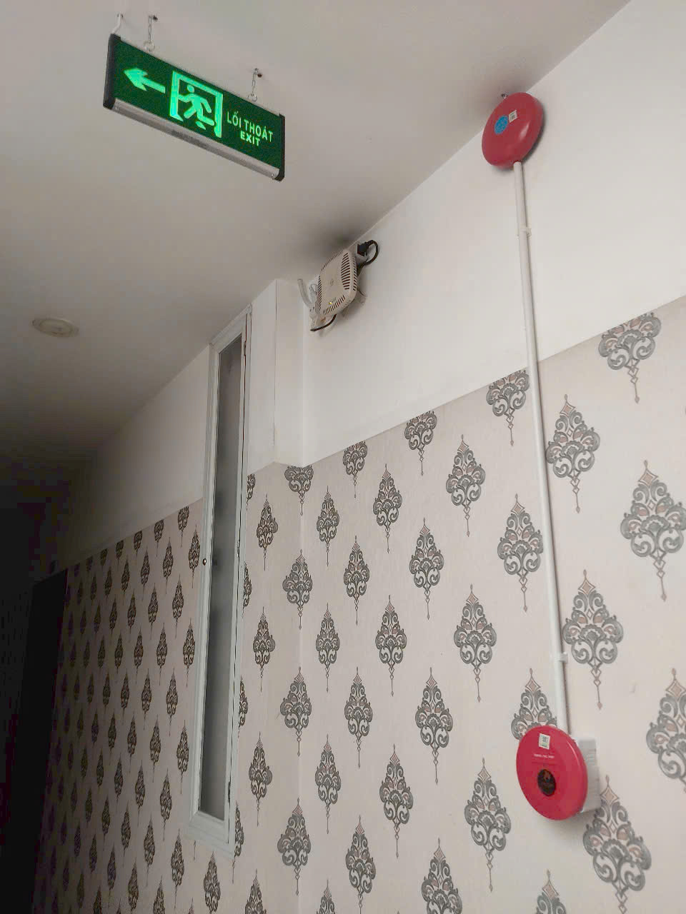 Lắp đặt đèn Exit lối thoát hiểm, chuông và nút nhấn khẩn cấp
