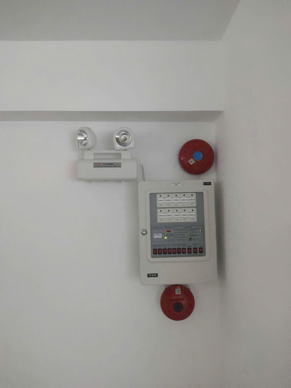 Tủ trung tâm báo cháy kết hợp đèn chiếu sáng sự cố khẩn cấp