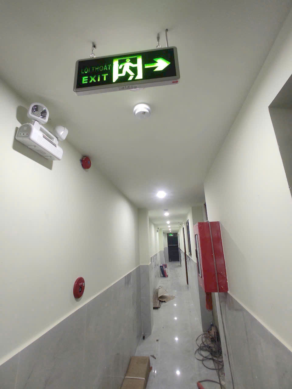 Hoàn thiện PCCC hành lang tòa nhà: Đèn Exit & tủ cứu hỏa vách tường